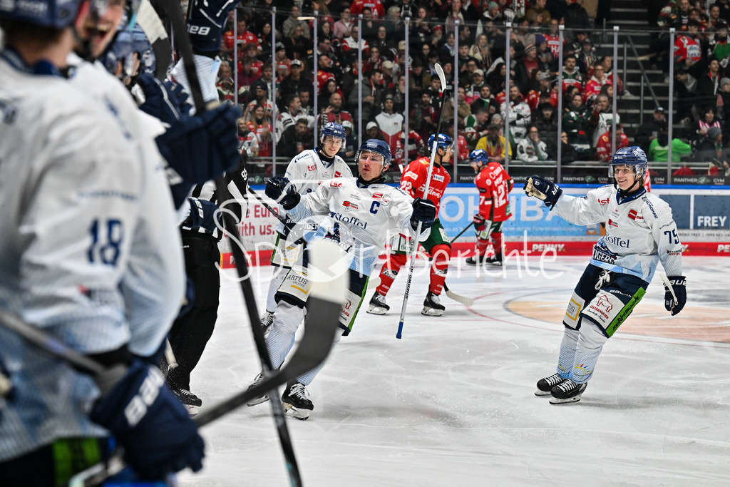 Augsburger Panther - Straubing Tigers | Augsburg, DEUTSCHLAND - 14. NOVEMBER: Jubel der Gäste nach dem Treffer zum 1-5 durch Marcel BRANDT (Straubing Tigers 92) / Tor / Torschuetze / Freude / Happy beim Ligaspiel zwischen den Augsburger Panthern und den Straubing Tigers am 18. Spieltag der Penny DEL im Curt Frenzel Stadion am 14.11.2025
