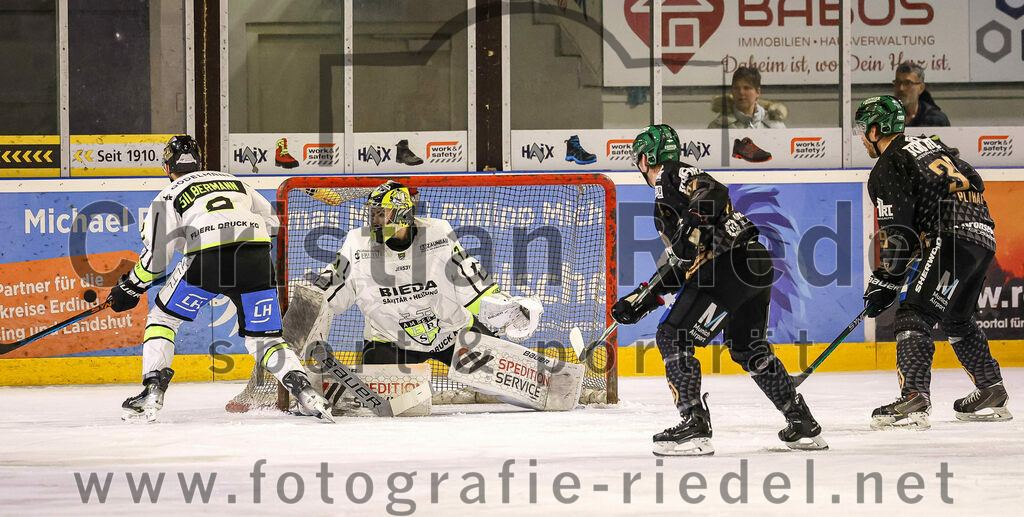 2024-02-23_044_TSV_Erding_gegen_ERSC_Amberg | Erding, Deutschland, 23.02.2024:
Eishockey, Bayernliga Playoffs 2023 / 2024, 3. Spieltag, TSV Erding gegen ERSC Amberg, Endergebnis: 2:3 n. V.

Mauriz Silbermann (ERSC Amberg, #2), Torwart Timon Bätge (ERSC Amberg, #31), Paul Pfenninger (Erding Gladiators, #58), Thomas Plihal (Erding Gladiators, #39)

Foto: Christian Riedel / fotografie-riedel.net