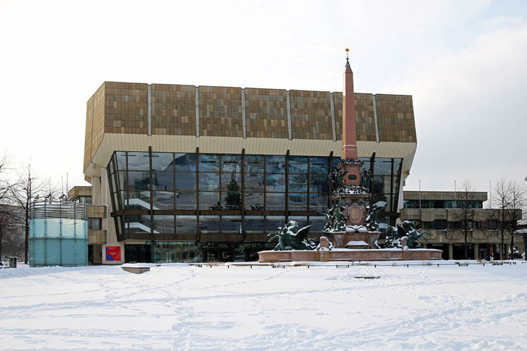 Gewandhaus zu Leipzig im Winter | Entdecke über 20 Kategorien Leipzig-Motive: Foto-Downloads, hochwertige Poster, Leinwand- & Fine-Art-Prints. Jetzt Lieblingsfoto im Bildlexikon Leipzig Shop bestellen!