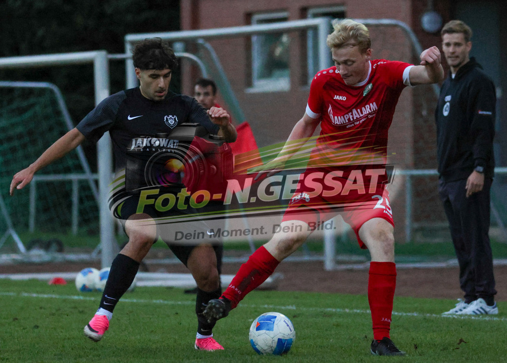 Bünder SV - BV Stift Quernhei | Auf dem Bild zu sehen: rot Bünder SV: Florian Finke ; schwarz BV Stift Quernheim: Luis CelikBünder SV, BV Stift Quernheim, Saison 26/27, Kreispokal, Achtelfinale - Realisiert mit Pictrs.com