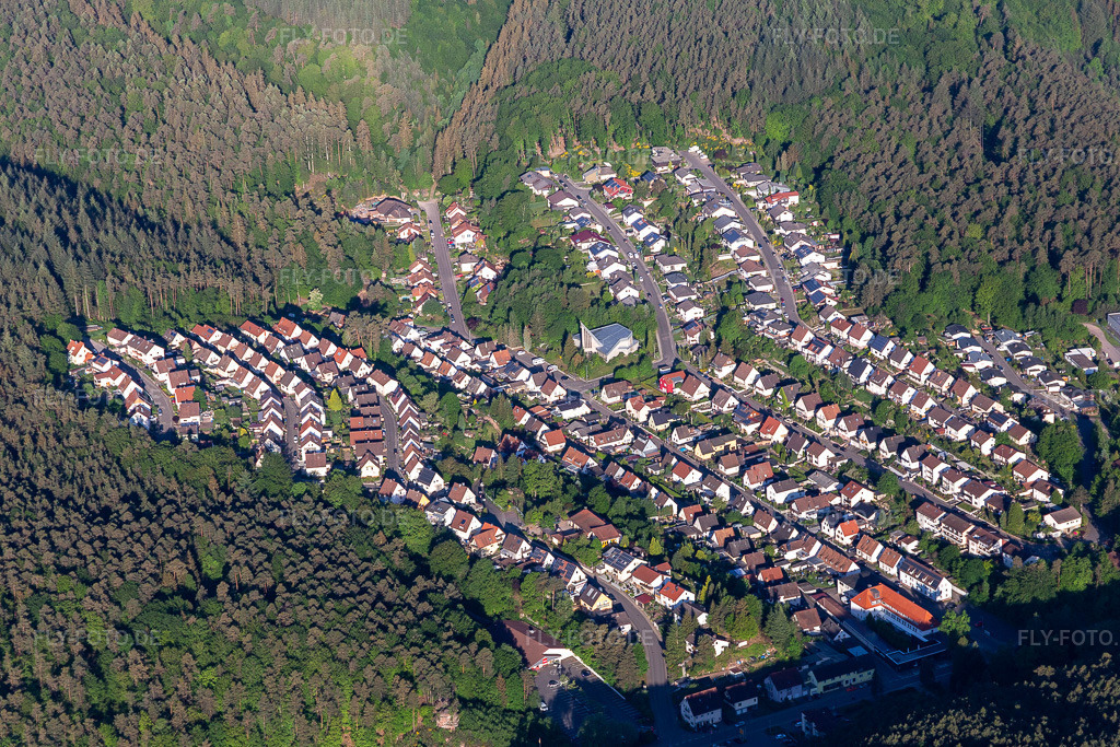 Luftbild:  in Hauenstein im Bundesland Rheinland-Pfalz in Deutschland. – Foto: IMG_131400.jpg vom 14.05.2022 durch Werner Riehm/FLY-FOTO.de – Auflösung des Originals: 5472 x 3648 px – Luftkurort Hauenstein | Heimat zum Lieben