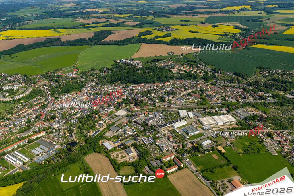 Das Luftbild der Stadt Hainichen wurde 2022 vom Flugzeug heraus erstellt (keine Drohnen-Aufnahmen) Aufnahmehöhe ca.450 Meter- hohe Bildauflösung und Druck-Qualität. Garantiert!