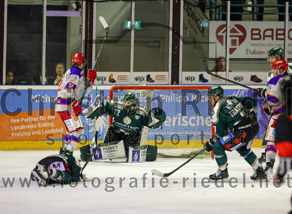 2026-02-15_102_TSV_Erding_gegen_EC_Peiting | Erding, Deutschland, 15.02.2026:Eishockey, Oberliga Süd 2025 / 2026, 47. Spieltag, TSV Erding gegen EC Peiting, Endergebnis: 4:5Lukas Gohlke (EC Peiting, #22), Torwart David Zabolotny (Erding Gladiators, #72), Louis Trattner (Erding Gladiators, #7)Foto: Christian Riedel / fotografie-riedel.net