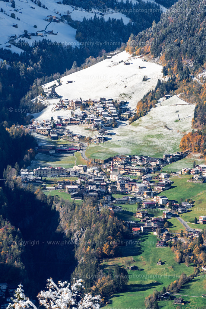 Blick nach Finkenberg im Herbst copyright  Thomas Pfister-1 | PHOTOGRAPHY BY THOMAS PFISTER