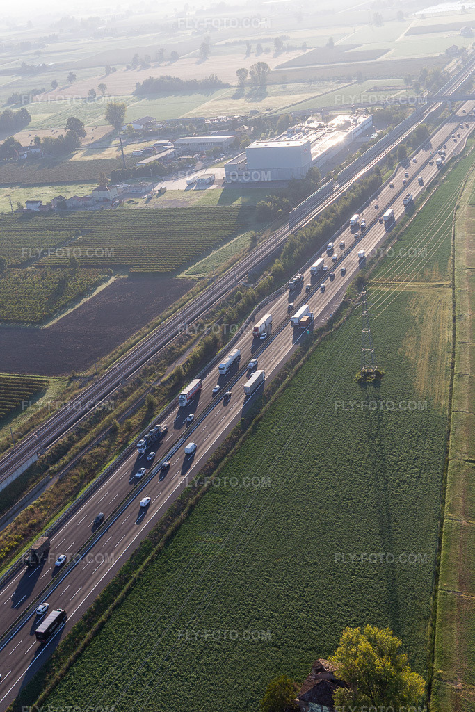Aerial view: Autostrada del Sole next to the high-speed rail line in San Martino in Rio in the state Reggio Emilia, Italy.Photo: IMG_134831.jpg taken on 09/20/2022 by Werner Riehm/FLY-FOTO.comResolution of the original: 3648 x 5472 px