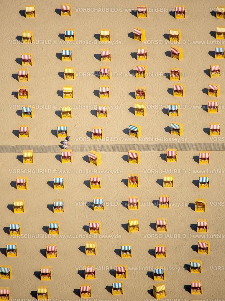 Luebeck15070296Travemuende | Sandstrand von Travemünde an der Ostsee, Ostseestrand, Strandkörbe, Badestrand, Brodtener Ufer vor dem A-ROSA Hotel, Travemünde,  Lübeck, Lübecker Bucht, Hansestadt, Schleswig-Holstein, Deutschland