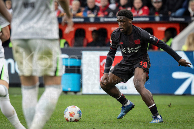 German Bundesliga, Bayer 04 Leverkusen vs. VfL Wolfsburg, 04.04.2026 | LEVERKUSEN, GERMANY - APRIL 4, 2026 :  Ernest Poku (Bayer 04 Leverkusen, 19) during the German Bundesliga match on gameday 28 between Bayer 04 Leverkusen vs. VfL Wolfsburg at BayArena on April 4, 2026 in Leverkusen, Germany. DFL REGULATIONS PROHIBIT ANY USE OF PHOTOGRAPHS AS IMAGE SEQUENCES AND/OR QUASI-VIDEO.
