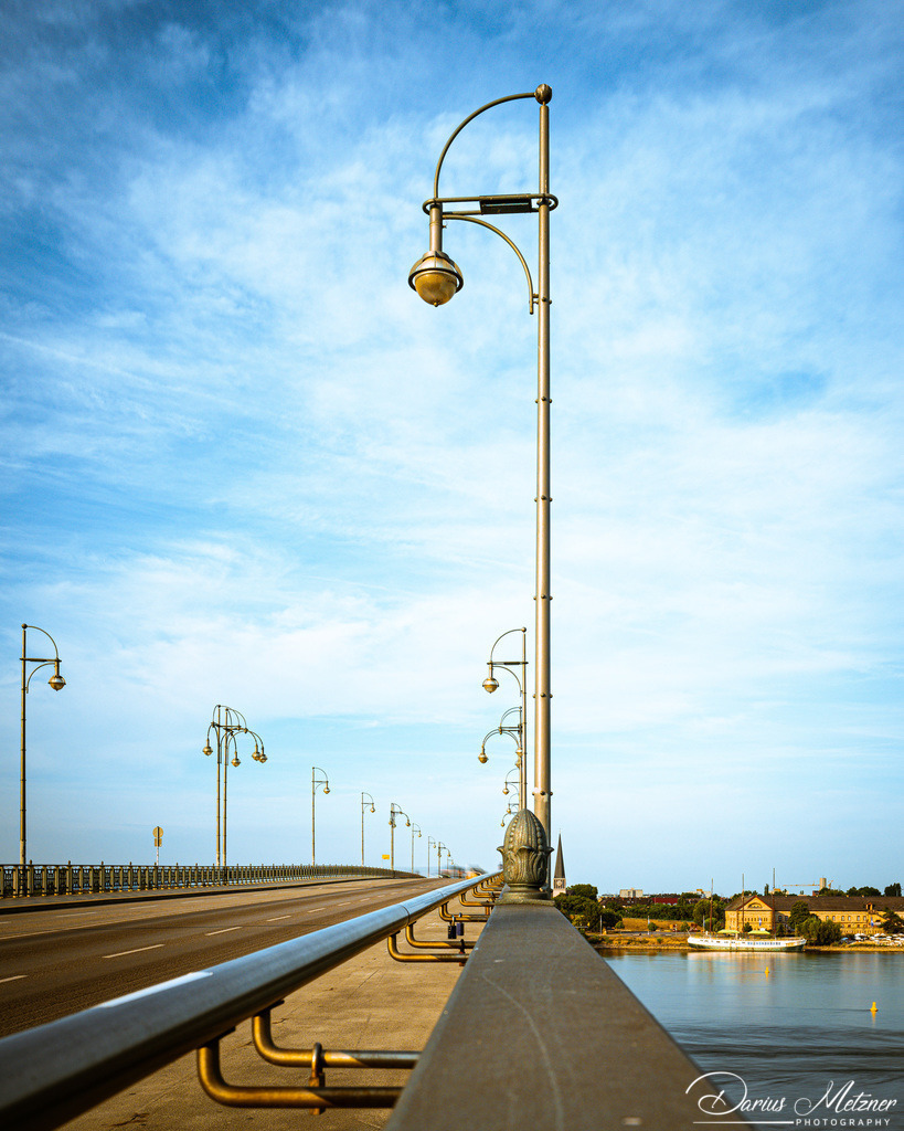 Die Theodor-Heuss-Brücke in Mainz | Die Lampe und der Handlauf der Theodor-Heuss-Brücke in Mainz