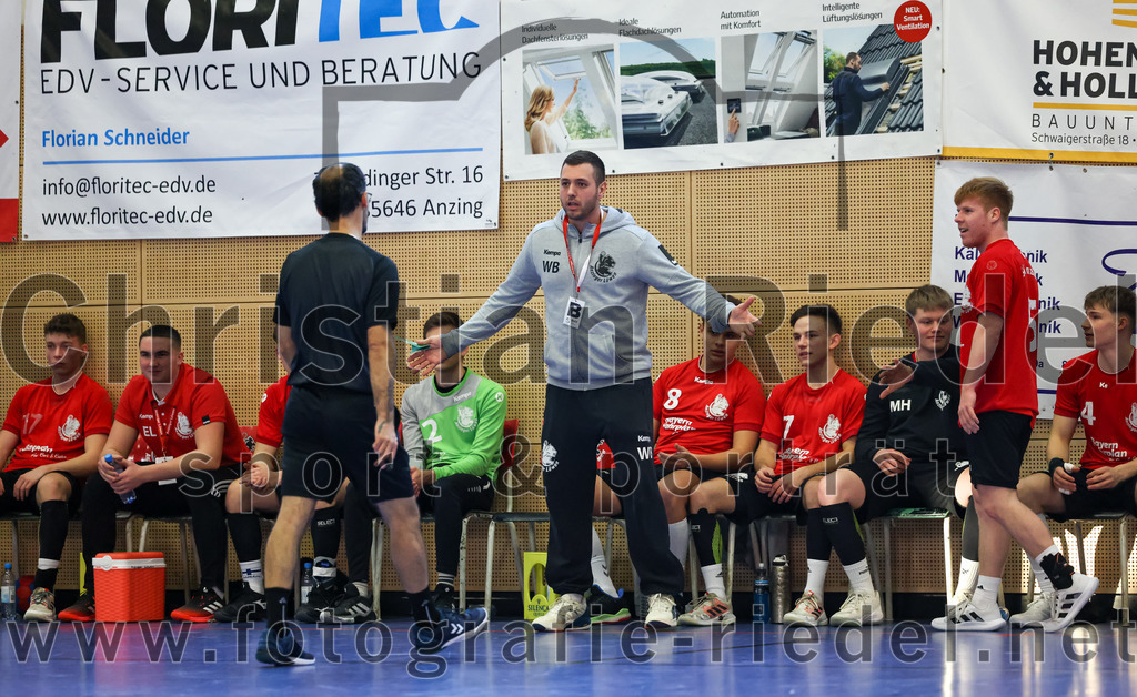 2022-12-17_079_SV_Anzing_gegen_TSV_Simbach | Anzing, Deutschland, 17.12.2022:
Handball, Bayernliga männliche A-Jugend 2022 / 2023, 9. Spieltag, SV Anzing gegen TSV Simbach, Endergebnis: 39:30

William Bobach (SV Anzing, #), Kristof Daniel Ilyes (SV Anzing, #8), Felix Vogt (SV Anzing, #7), Nico Töpper (SV Anzing, #5), Jussi Hofmann (SV Anzing, #4)

Foto: Christian Riedel / fotografie-riedel.net