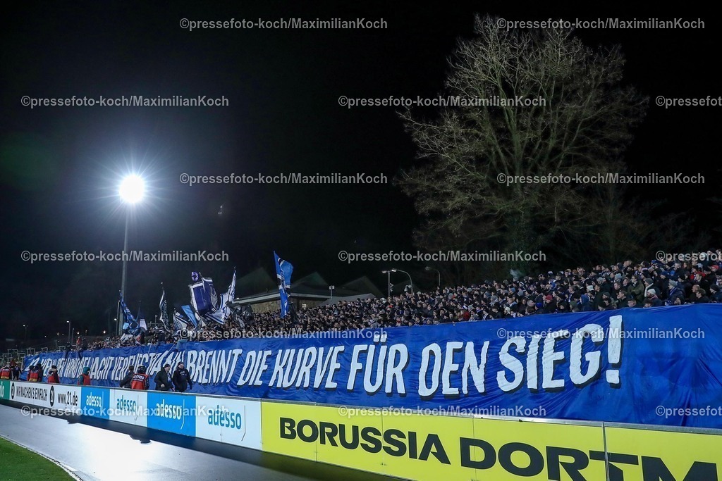 BVBII26012502054 | 26.01.2025, Fußball, 3.Liga, Borussia Dortmund II - Arminia Bielefeld, Stadion Rote Erde, Saison 2024 2025: Banner vor dem vollen Gästeblock der Auswärtsfans aus BielefeldDFB regulations prohibit any use of photographs as image sequences and or quasi-video.