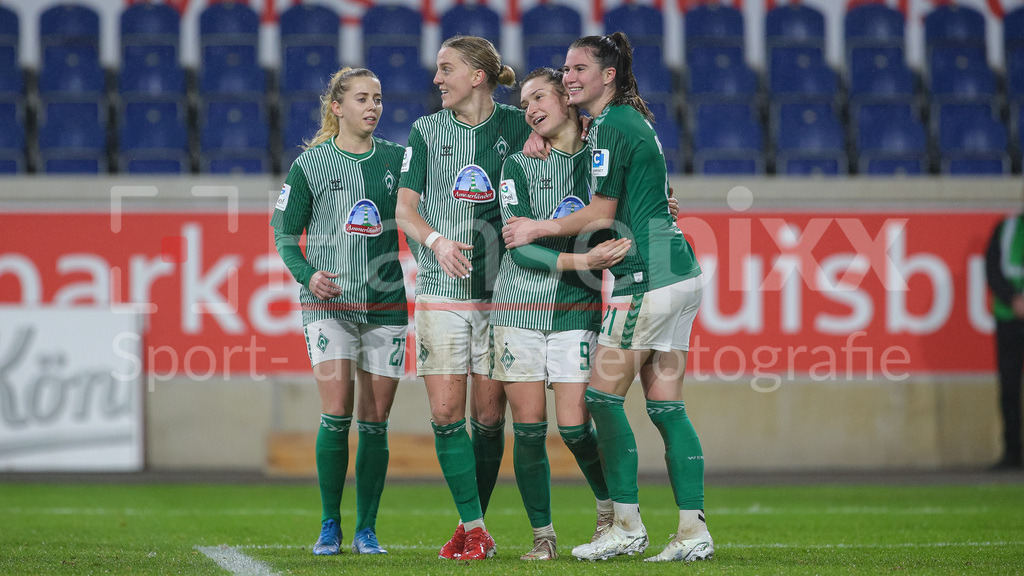 Fussball, Google Pixel Frauen-Bundesliga, MSV Duisburg - SV Werder Bremen | v.li.: Nina Lührßen (SV Werder Bremen, 27), Lina Hausicke (SV Werder Bremen, 18), Torschützin Sophie Weidauer (SV Werder Bremen, 9) und Chiara Hahn (SV Werder Bremen, 21) mit Torjubel, Jubel, jubeln, jubelt, optimistisch, Spielszene, Highlight, Freude über das Tor zum 0:2, DIE DFB-RICHTLINIEN UNTERSAGEN JEGLICHE NUTZUNG VON FOTOS ALS SEQUENZBILDER UND/ODER VIDEOÄHNLICHE FOTOSTRECKEN. DFB REGULATIONS PROHIBIT ANY USE OF PHOTOGRAPHS AS IMAGE SEQUENCES AND/OR QUASI-VIDEO.