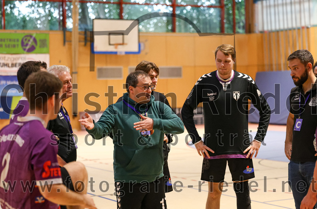 2024-09-21_048_SpVgg_Altenerding_gegen_TSV_1861_Mainburg | Erding, Deutschland, 21.09.2024:Handball, Bezirksoberliga Männer 2024 / 2025, 1. Spieltag, SpVgg Altenerding gegen TSV 1861 Mainburg, Endergebnis: 36:20Trainer Simon Klawe (SpVgg Altenerding), Vlad Terescenco (SpVgg Altenerding)Foto: Christian Riedel / fotografie-riedel.net