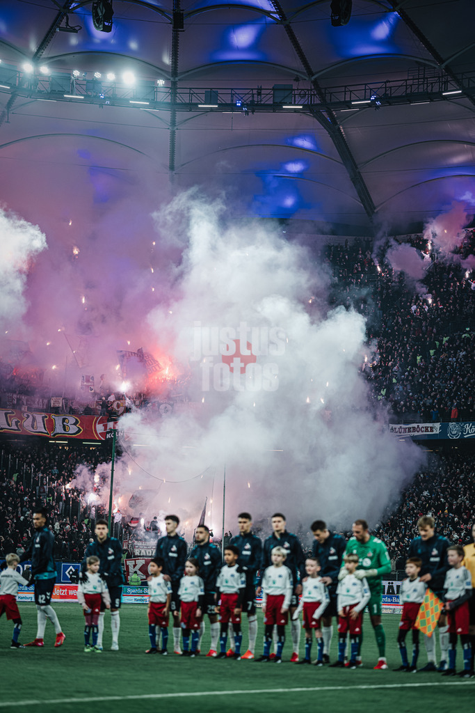 Fußball | Männer | Saison 2024/2025 | 2. Fußball-Bundesliga | 18. Spieltag | Hamburger SV vs. 1. FC Köln | 18.01.2025 | Pyrotechnik im Block von Köln