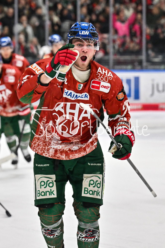 Augsburger Panther - Nürnberg Ice Tigers | AUGSBURG, GERMANY - 23. DECEMBER: Jubel der Panther nach dem Treffer zum 2-2 durch Alexander BLANK (Augsburger Panther 26) / Tor / Torschuetze / Freude / Happy während dem Match zwischen den Augsburger Panthern und den Nürnberg Ice Tigers am 31. Spieltag der Penny DEL im Curt Frenzel Stadion