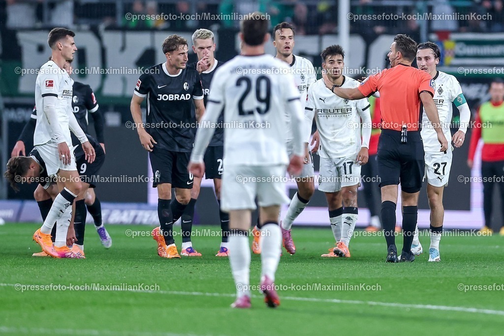BMG05102501034 | 05.10.2025, Fußball, Borussia Mönchengladbach - SC Freiburg, 1. Fußball Bundesliga, Borussia-Park, Saison 2025 2026: Tummult um Schiedsrichter Daniel Schlager DFB regulations prohibit any use of photographs as image sequences and or quasi-video.