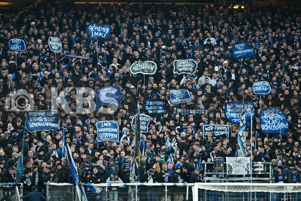 KBS Picture_HSV-Stuttgart_030 | HSV Fans Nordtribuene und Spruecheschilder ,Sportplatz :  Volksparkstadion, - Realisiert mit Pictrs.com