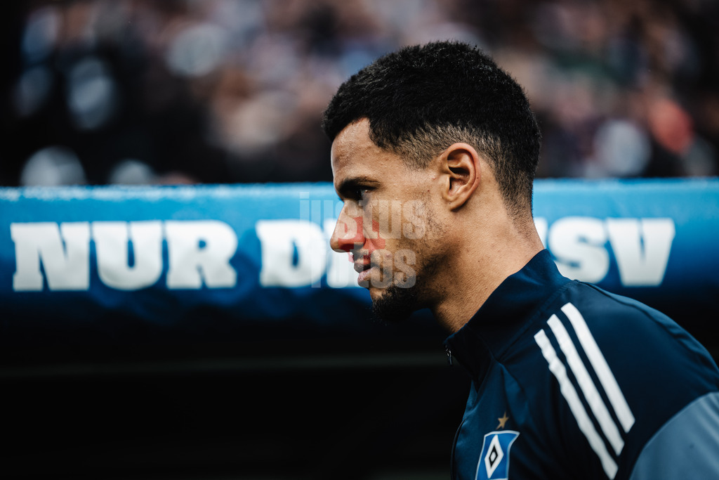 Fußball | Männer | Saison 2025/2026 | 1. Fußball-Bundesliga | 6. Spieltag | Hamburger SV vs. 1. FSV Mainz 05 | 05.10.2025 | Robert Glatzel (#9, HSV) auf dem Weg zur Bank vor dem Spiel
