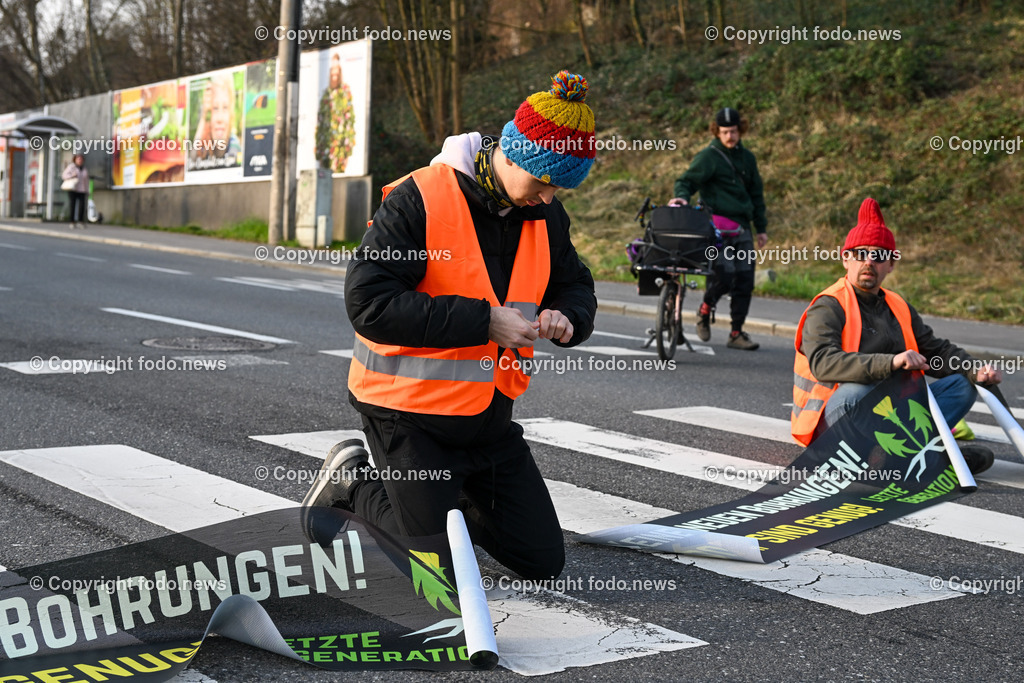  Klimagegner Linz Waldeggstrasse_ Klimakleber_ 20.03.2023-22 | 20.03.2023, Linz, AUT, Klimagegner Linz Klimakleber, im Bild Klimagegner kleben auf der Strasse, Linz Waldeggstrasse, Polizei, Verkehr, Zebrastreifen, Fussgaengeruebergang, Transparent, Demo, Klimawandel