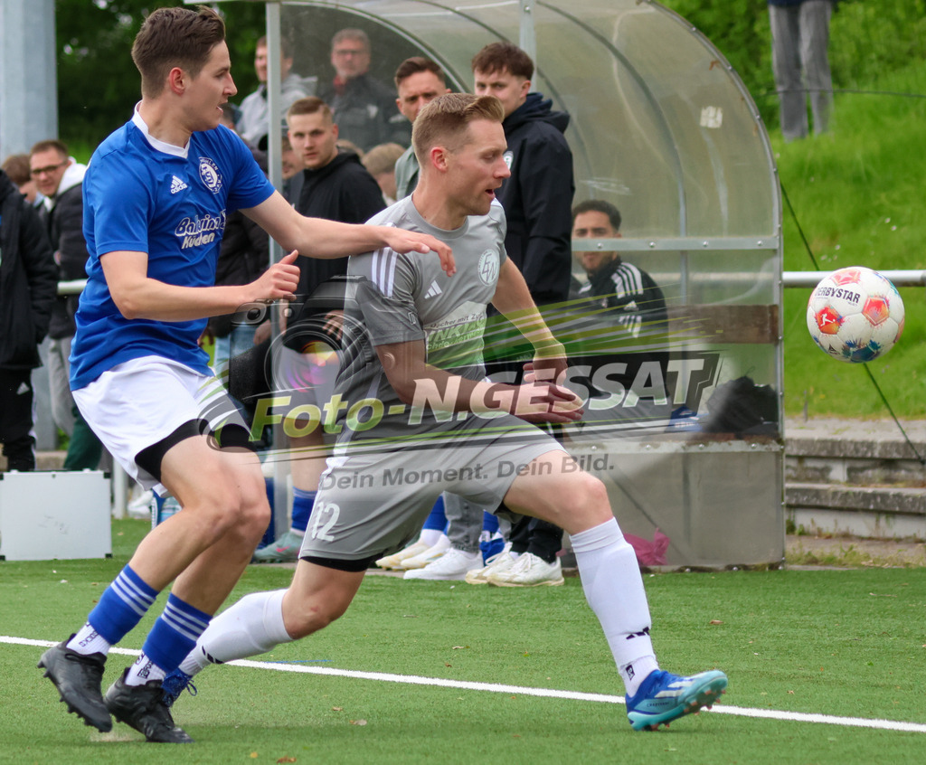 SV Enger-Westerenger - TuS Bruchmühlen | Auf dem Bild zu sehen: grau SV Enger-Westerenger: Christian Sarwatka ; blau TuS Bruchmühlen: Anakin Zimens SV Enger-Westerenger, TuS Bruchmühlen, Saison 25/26, Kreisliga A, Enger, Deutschland - Realisiert mit Pictrs.com