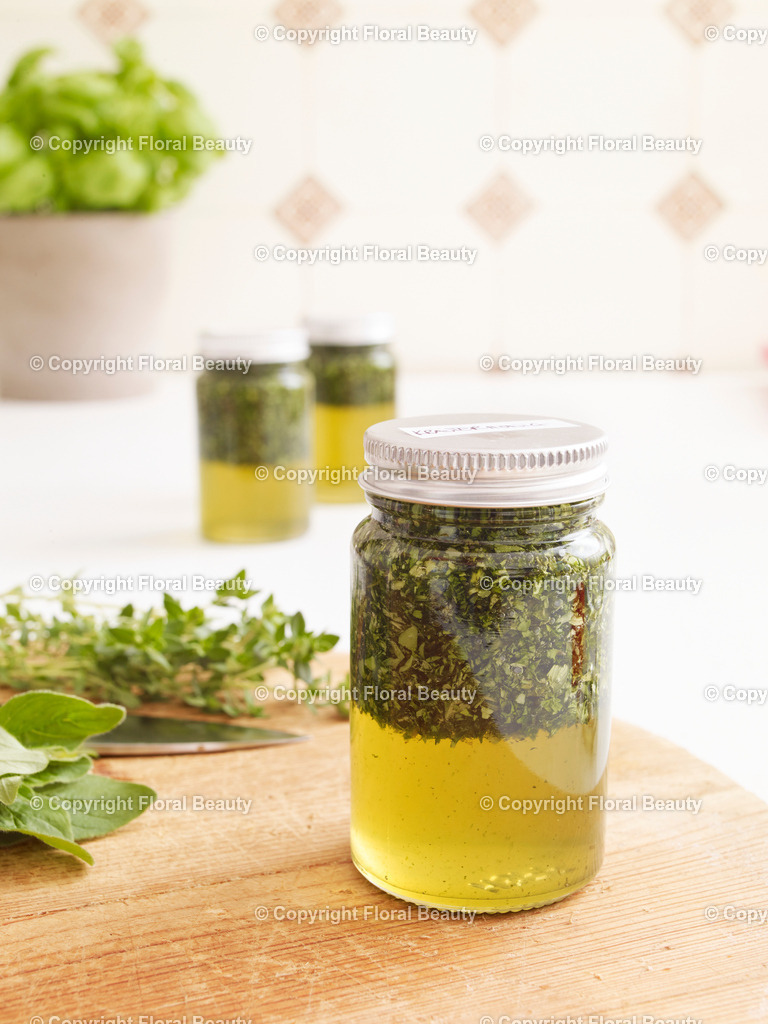 Kräuteröl | Schraubverschlussgläser mit Kräutern und Öl gefüllt. - Realisiert mit Pictrs.com