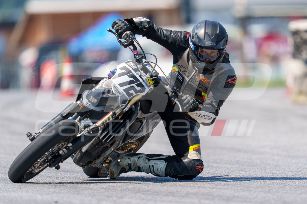 G-Cup + Supermoto Staatsmeisterschaft + Hungarian Supermoto Championship | GRIPcapture steht für authentische Sportfotografie in Österreich – für Momente, die mehr sind als Geschwindigkeit oder Ergebnis. Es geht um Emotion, Spannung, Fokus und den Augenblick, der oft nur einen Wimpernschlag dauert.Ob Motorsport, Teamsport oder 