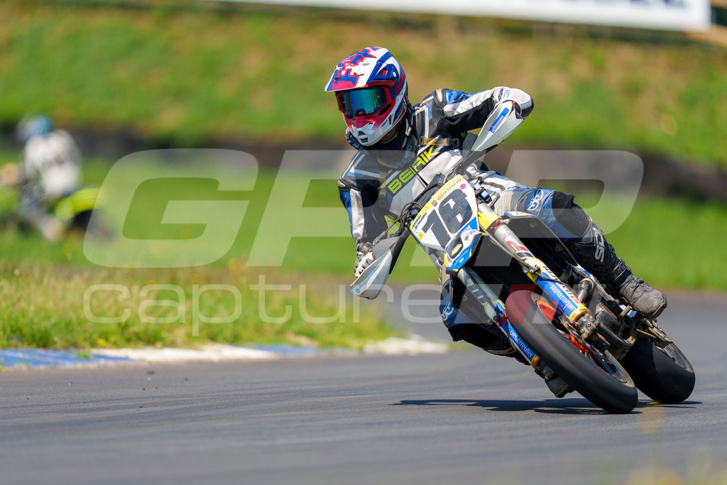 G-Cup + Supermoto Staatsmeisterschaft + Hungarian Supermoto Championship | GRIPcapture steht für authentische Sportfotografie in Österreich – für Momente, die mehr sind als Geschwindigkeit oder Ergebnis. Es geht um Emotion, Spannung, Fokus und den Augenblick, der oft nur einen Wimpernschlag dauert.Ob Motorsport, Teamsport oder 