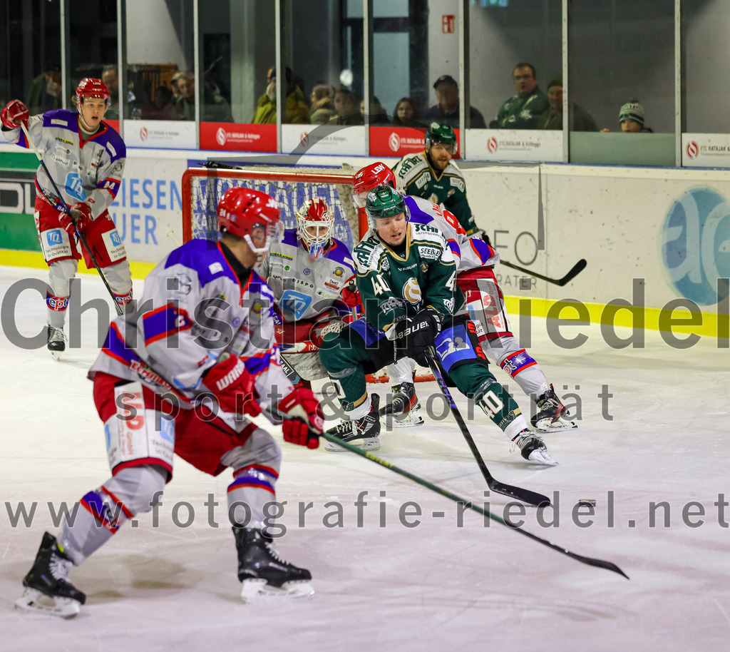 2026-02-15_129_TSV_Erding_gegen_EC_Peiting | Erding, Deutschland, 15.02.2026:Eishockey, Oberliga Süd 2025 / 2026, 47. Spieltag, TSV Erding gegen EC Peiting, Endergebnis: 4:5Torwart Tommi Steffen (EC Peiting, #1), Dennis Miller (Erding Gladiators, #40)Foto: Christian Riedel / fotografie-riedel.net