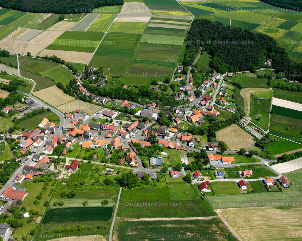 2614202 | ERBENHAUSEN 09.06.2006 Landwirtschaftliche Nutzflächen und Feldgrenzen  umsäumen das Siedlungsgebiet des Dorfes in Erbenhausen im Bundesland Hessen, Deutschland // Agricultural land and field boundaries surround the settlement area of the village  in Erbenhausen in the state Hesse, Germany Foto: Gerhard Launer
