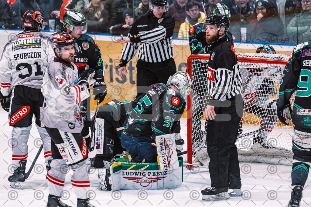 Alligators_vs_Memmingen_05_12_2025-147 | Höchstadt Alligators Fotogalerie: Eishockey-Action aus Franken. Professionelle Spielfotos, Portraits & Stadionbilder zum Download. Jetzt entdecken! - Realisiert mit Pictrs.com