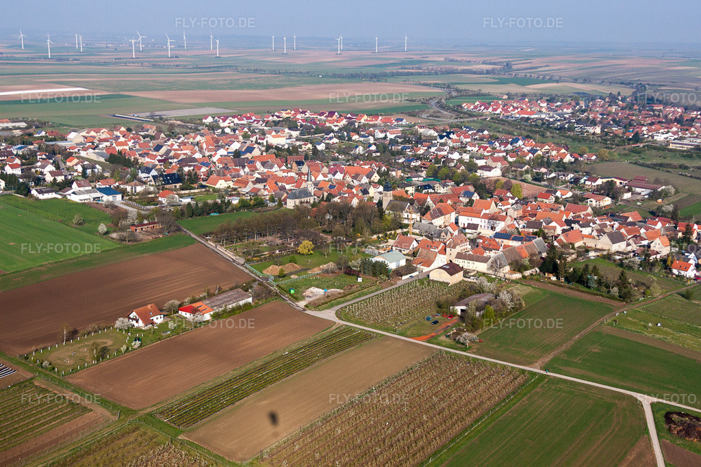Luftbild: Ortsansicht der Straßen und Häuser der Wohngebiete in Ober-Flörsheim im Bundesland Rheinland-Pfalz in Deutschland. Foto: IMG_49701.jpg vom 13.04.2012 durch Werner Riehm/FLY-FOTO.de
