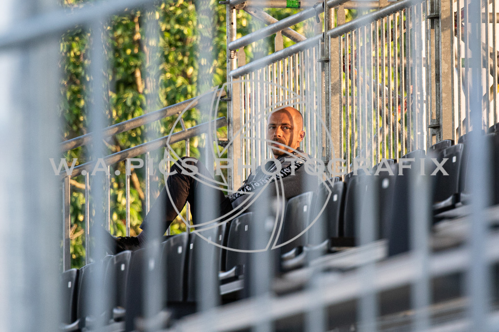 Linzer ASK vs SK Sturm Graz | PASCHING, AUSTRIA, ,17.JUN.20 - SOCCER - tipico Bundesliga, championship group, Linzer ASK vs SK Sturm Graz. Image shows head coach Nestor El Maestro (Sturm).
Photo: SMP/Andreas Willdoner
