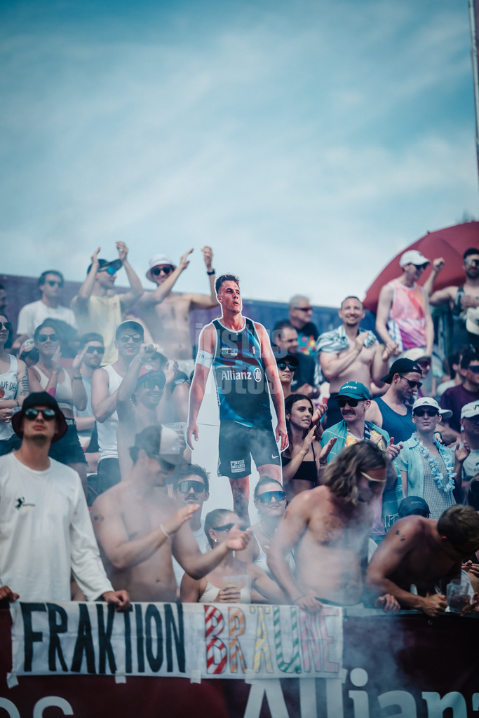 Beachvolleyball | Männer | Allianz German Beach Tour 2025 | Tourstop München | 12.07.2025 | Ein Pappaufsteller von Luis Kubo wird von den Fans gehalten