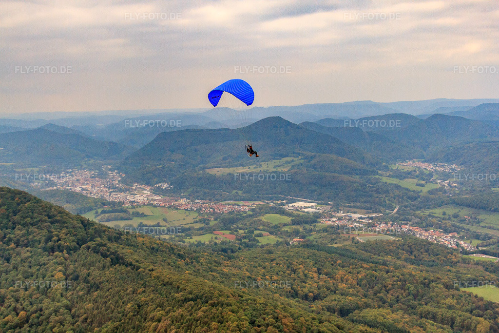 Luftbild: Gleitschirm überm Queichtal aus Osten in Annweiler am Trifels im Bundesland Rheinland-Pfalz in Deutschland. Foto: IMG_60007.jpg vom 08.10.2013 durch Werner Riehm/FLY-FOTO.deAuflösung des Originals: 4752 x 3168 px