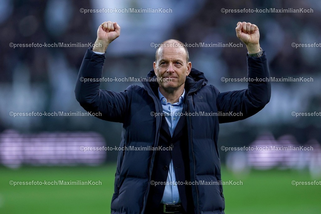 BMG21022502205 | 22.02.2025, Fußball, Borussia Mönchengladbach - FC Augsburg, 1. Fußball Bundesliga, Borussia-Park, Saison 2024 2025: Cheftrainer Jess Thorup (FC Augsburg) Freude klatschend jubelnd JubelDFB regulations prohibit any use of photographs as image sequences and or quasi-video.