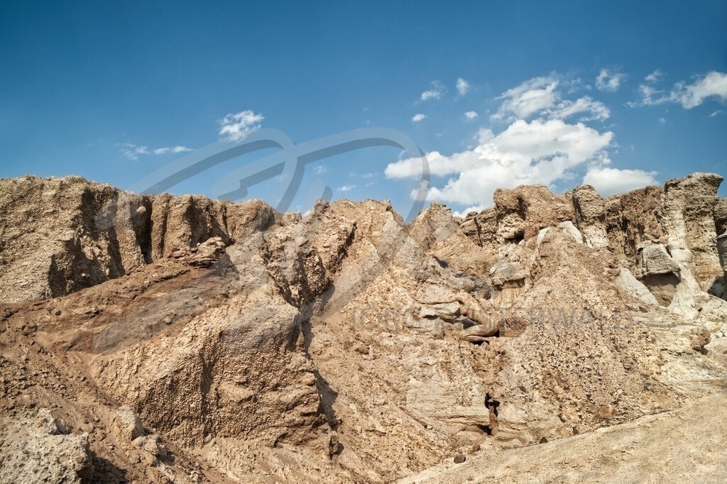 NatureArt-SANDBERGE_0882a2 | An einem Sandabsatz abgestützt | #002 | Modell: Tatjana Heinz | Foto: Hendrik Penschuck - Realisiert mit Pictrs.com