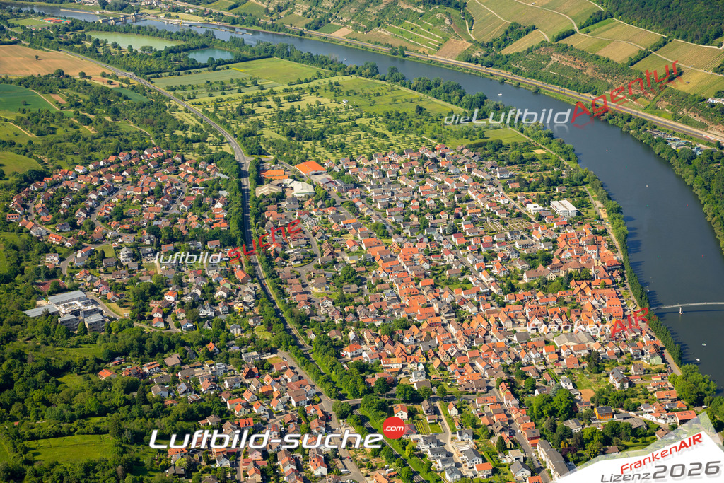Das Luftbild zeigt  Margetshöchheim - Die Luftaufnahme wurde 2023 vom UL-Flugzeug aus erstellt ( keine Drohne ) - Hochauflösende Luftaufnahme - Für grossformatige Ausdrucke geeignet. Die Geschenkidee !Mit Lizenz und Bildrechte bestellbar