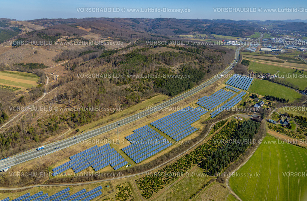 Meschede220302358 | Luftbild, Autobahn A46 mit Waldgebiet und Waldschäden sowie Solarpark Stockhausen bei Wennemen, Meschede, Sauerland, Nordrhein-Westfalen, Deutschland