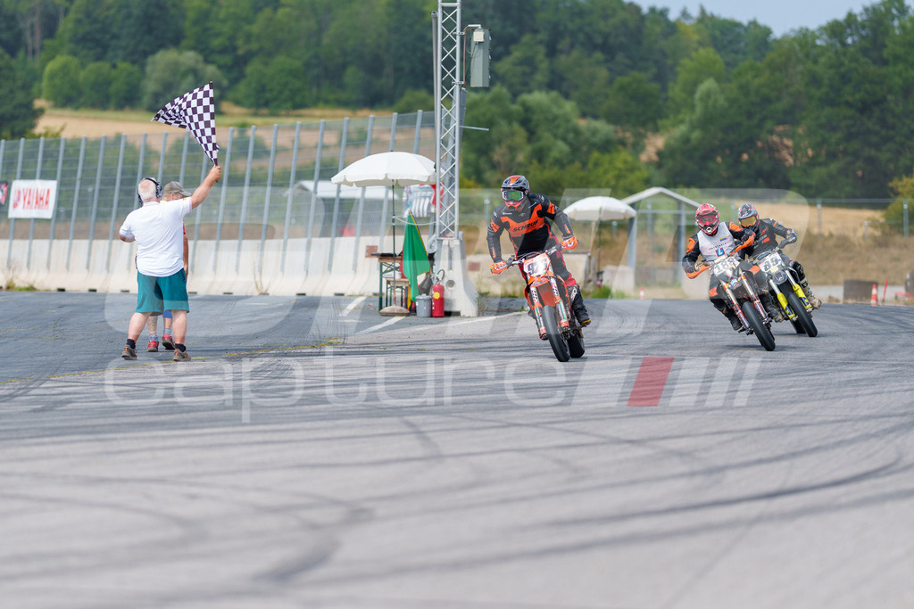 SuperMoto_Staatsmeisterschaft_Fuglau-667 | GRIPcapture steht für authentische Sportfotografie in Österreich – für Momente, die mehr sind als Geschwindigkeit oder Ergebnis. Es geht um Emotion, Spannung, Fokus und den Augenblick, der oft nur einen Wimpernschlag dauert.Ob Motorsport, Teamsport oder 