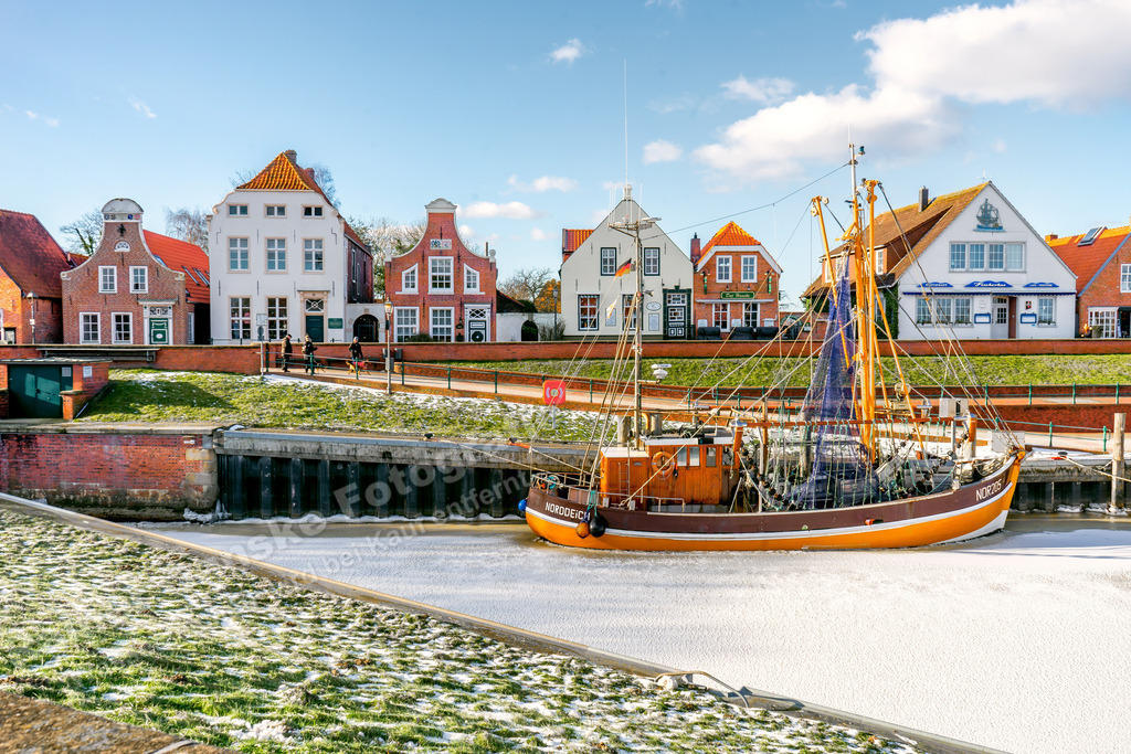 006 Greetsiel Schnee - 12-02-2021 -R Ganske | Onlineshop mit Bildern von Stränden, Häfen und Meer. Leinwände, Poster, Kalender und andere Materialien erhältlich. Kommerzielle Lizenzen möglich.  - Realisiert mit Pictrs.com