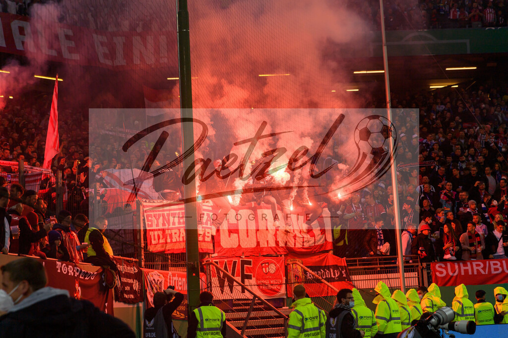 HSVSCF20220419_434 | Fussball, Herren: . Fans von SC Freiburg mit Pyrotechnik beim DFB-Pokal-Halbfinalspiel zwischen Hamburger SV und SC Freiburg im Volksparkstadion am 19.04.2022 in Hamburg, Deutschland.DFB / DFL REGULATIONS PROHIBIT ANY USE OF PHOTOGRAPHS AS IMAGE SEQUENCES AND/OR QUASI-VIDEO. - Realisiert mit Pictrs.com