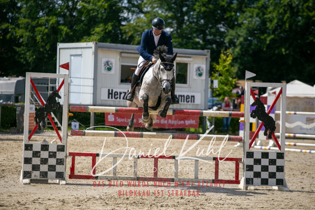 IMG_5819 | Deine Turnierfotos vom Reitturnier online kaufen: Dressur, Springen & Siegerehrung. Professionelle Pferdefotografie aus dem Rheinland – als Download & Print.Alternative: Turnierfotograf für den Pferdesport: Finde deine Fotos von Dressur- und Springturnier