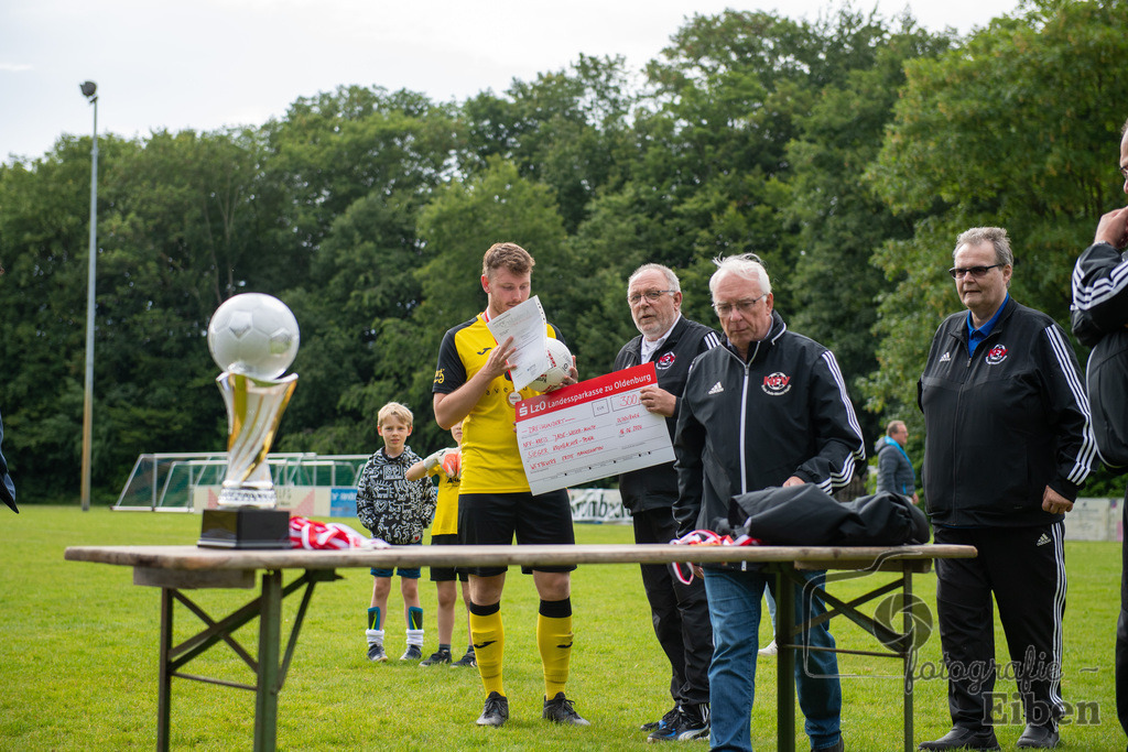 1. FC Ohmstede-SVE Wiefelstede | Herren Kreispokalfinale Jade-Weser-Hunte; 1.FC Ohmestede (gelb) - SVE Wiefelstede (weiß) am 16.06.2024; in Obenstrohe (Plaggenkrugstraße), Photo: Philip Eiben 2024 - Realisiert mit Pictrs.com