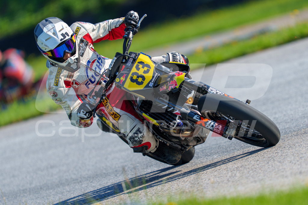 SuperMoto_Staatsmeisterschaft_Greinbach_049 | GRIPcapture steht für authentische Sportfotografie in Österreich – für Momente, die mehr sind als Geschwindigkeit oder Ergebnis. Es geht um Emotion, Spannung, Fokus und den Augenblick, der oft nur einen Wimpernschlag dauert.Ob Motorsport, Teamsport oder 