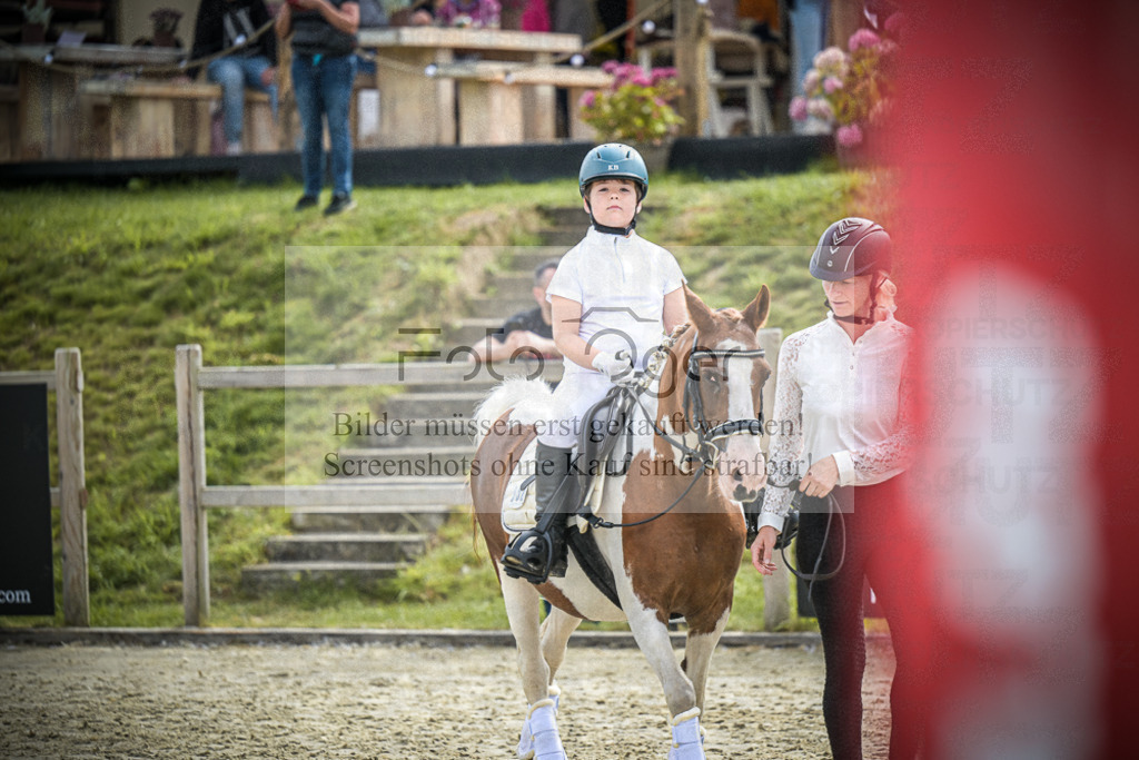 DOS_0297 | Entdecke hochwertige Reitturnierfotos von Foto Oger. Professionell, emotional und authentisch – jetzt Lieblingsmomente im Shop bestellen.Deutschlandweite Turnierfotografie. - Realisiert mit Pictrs.com