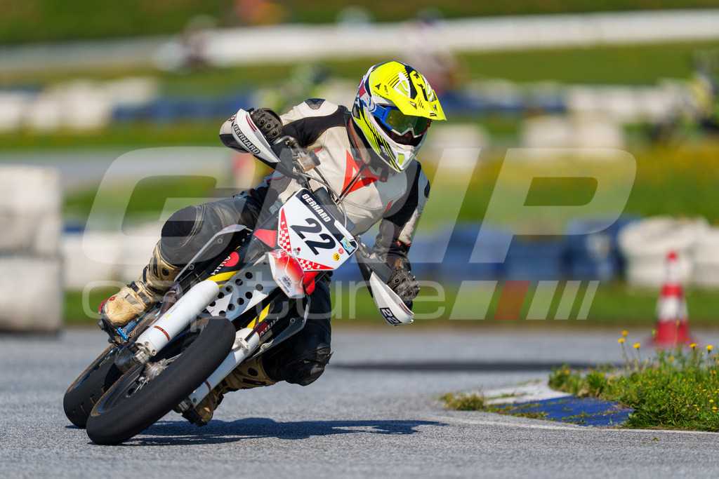 SuperMoto_Staatsmeisterschaft_Greinbach_239 | GRIPcapture steht für authentische Sportfotografie in Österreich – für Momente, die mehr sind als Geschwindigkeit oder Ergebnis. Es geht um Emotion, Spannung, Fokus und den Augenblick, der oft nur einen Wimpernschlag dauert.Ob Motorsport, Teamsport oder 