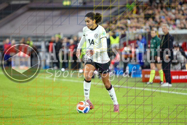 Deutschland vs Frankreich - Halbfinale - UEFA Women's Nations League | Düsseldorf, Deutschland, 24.10.25:   Cora Zicai ( Deutschland ) in Aktion am Ball, Einzelaktion waehrend des Halbfinals der UEFA Women's Nations League zwischen Deutschland vs Frankreich in der Merkur-Spiel-Arena(Foto von Brauer-Fotoagentur / Adrian Schlueter)