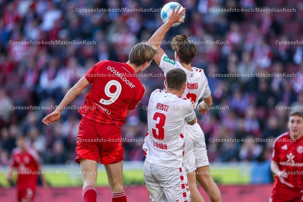 1FC23022501055 | 23.02.2025, Fußball, 1. FC Köln - Fortuna Düsseldorf, 2.. Fußball Bundesliga, 23. Spieltag, RheinEnergie-STADION, Saison 2024 2025: Vincent Vermeij (Fortuna Düsseldorf #9) im Kopfball Zweikampf gegen Dominique Heintz (FC Köln #3) und Joel Schmied (FC Köln #2) -  Joel Schmied (FC Köln #2) mit der Hand offensichtlich am Ball. - Handelfmeter Elfmeter HandspielDFB regulations prohibit any use of photographs as image sequences and or quasi-video.