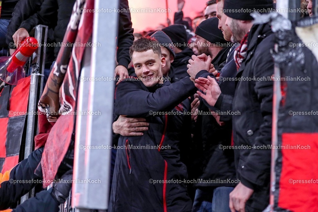 DFB05022501123 | 05.02.2025, Fußball, DFB-Pokal Viertelfinale, Bayer 04 Leverkusen - 1.FC Köln, BayArena, Saison 2024 2025: Bayer04 Feiert den Einzug ins Halbfinale nach einem 3:2 Sieg. Abschlussjubel und Emotionen. Florian Wirtz (Bayer04 Leverkusen #10) klettert über den Zaun zu den Fans in die Nordkurve und steht jubelnd bei den Zuschauern.DFB regulations prohibit any use of photographs as image sequences and or quasi-video.