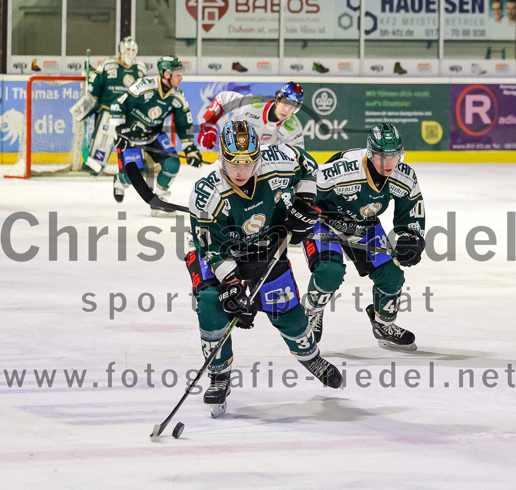 2026-01-18_140_TSV_Erding_gegen_Selber_Woelfe | Erding, Deutschland, 18.01.2026:Eishockey, Oberliga Süd 2025 / 2026, 38. Spieltag, TSV Erding gegen Selber Wölfe, Endergebnis: 2:3 n.V.Thomas Matheson (Erding Gladiators, #37), Dennis Miller (Erding Gladiators, #40)Foto: Christian Riedel / fotografie-riedel.net