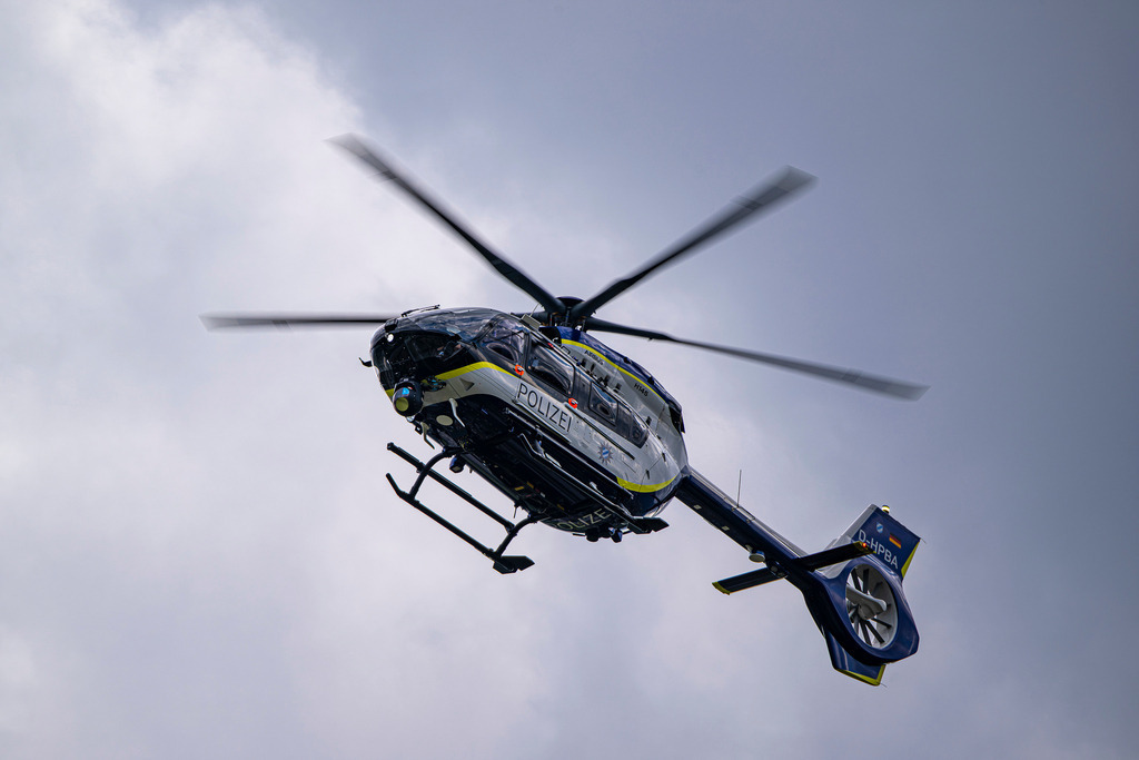 Wachsamkeit aus der Luft: Neuer H145 der Bayerischen Polizei | Ein kraftvoller Moment höchster Einsatzbereitschaft: Der neue Polizeihubschrauber vom Typ Airbus H145, der seit dem Sommer 2026 die Fliegerstaffel der Bayerischen Polizei verstärkt, durchbricht den wolkenverhangenen Himmel. Mit rotierenden Blättern und hochmoderner Technik an Bord verkörpert das moderne Fluggerät Schutz, Präzision und Verlässlichkeit aus der Vogelperspektive. Ein dynamisches Symbol der Sicherheit, das den Menschen am Boden das beruhigende Gefühl gibt, dass rasche Hilfe garantiert ist. - Realisiert mit Pictrs.com
